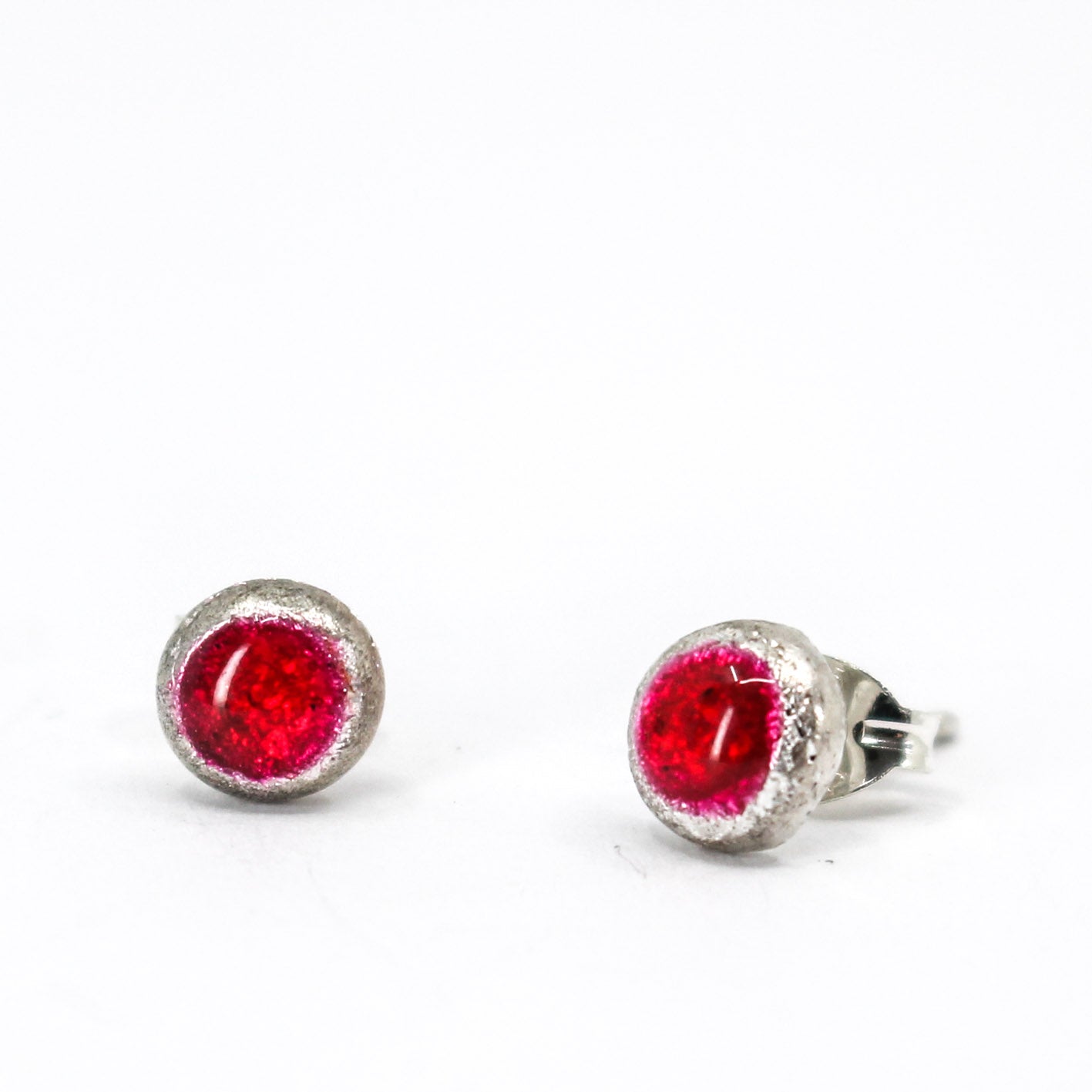 red round small studs in 925 eco sterling silver • resin filled