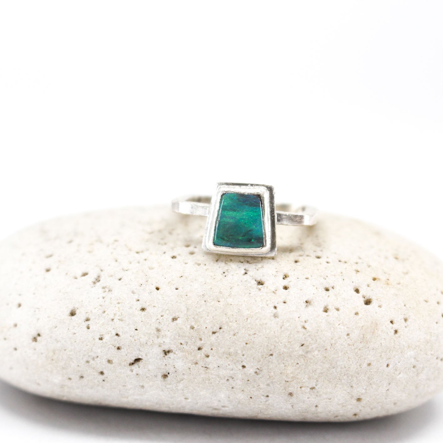 bague en opale australienne minimaliste verte avec anneau en argent sterling 925 écologique carré martelé