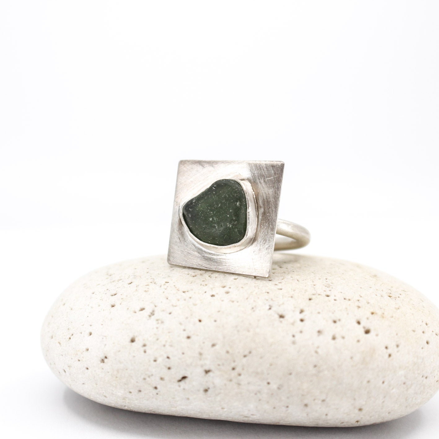 Grüner Statement-Ring aus 925er Sterlingsilber, besetzt mit grünem Seeglas von der französischen Riviera 
