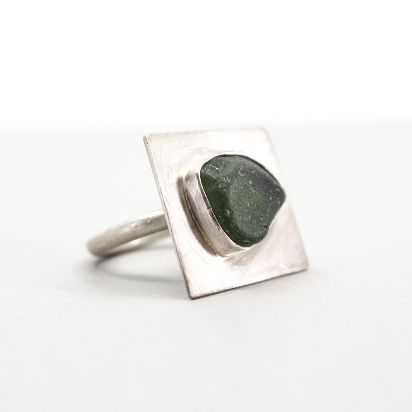 Grüner Statement-Ring aus 925er Sterlingsilber, besetzt mit grünem Seeglas von der französischen Riviera 