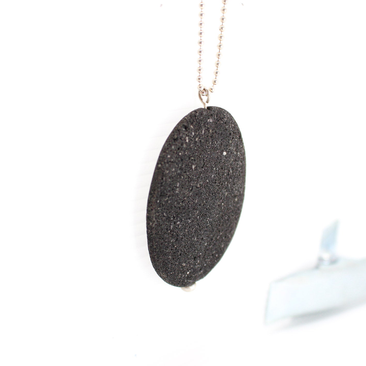 grand pendentif en pierre de lave sur longue chaîne boule en argent sterling