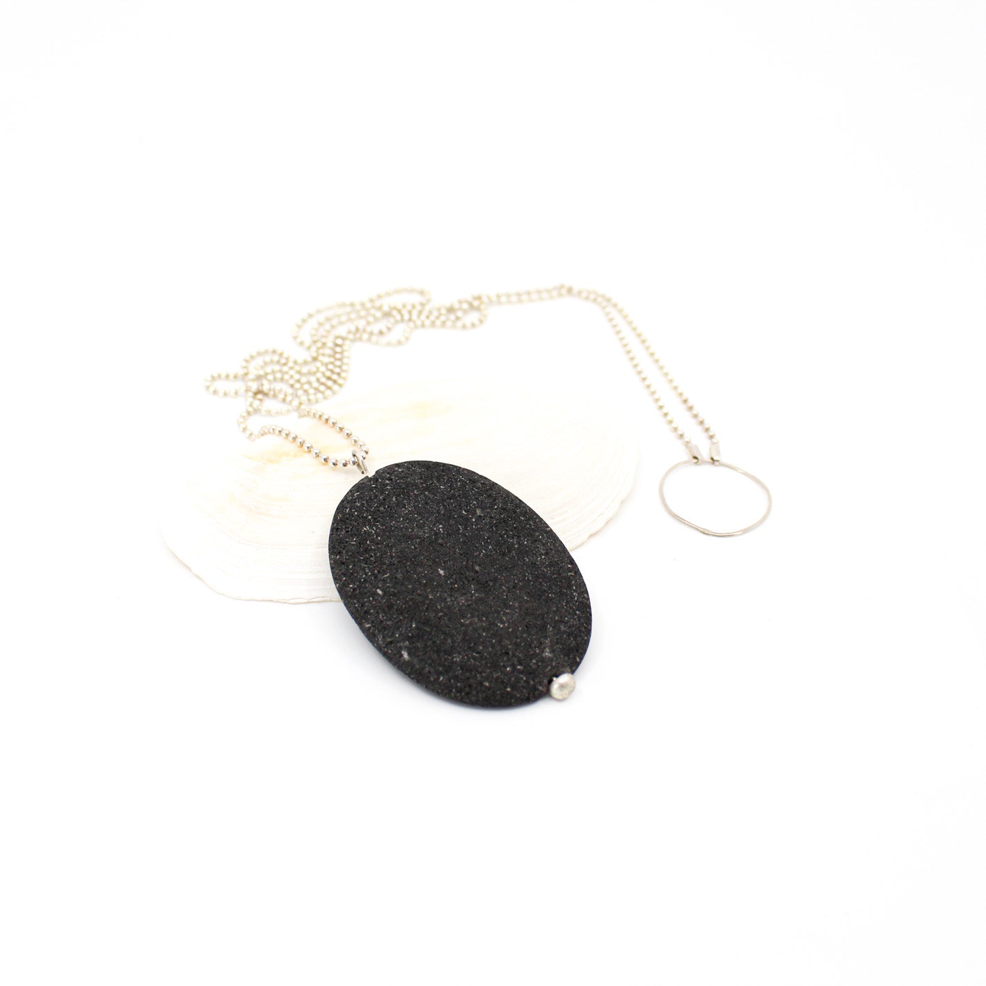 grand pendentif en pierre de lave sur longue chaîne boule en argent sterling
