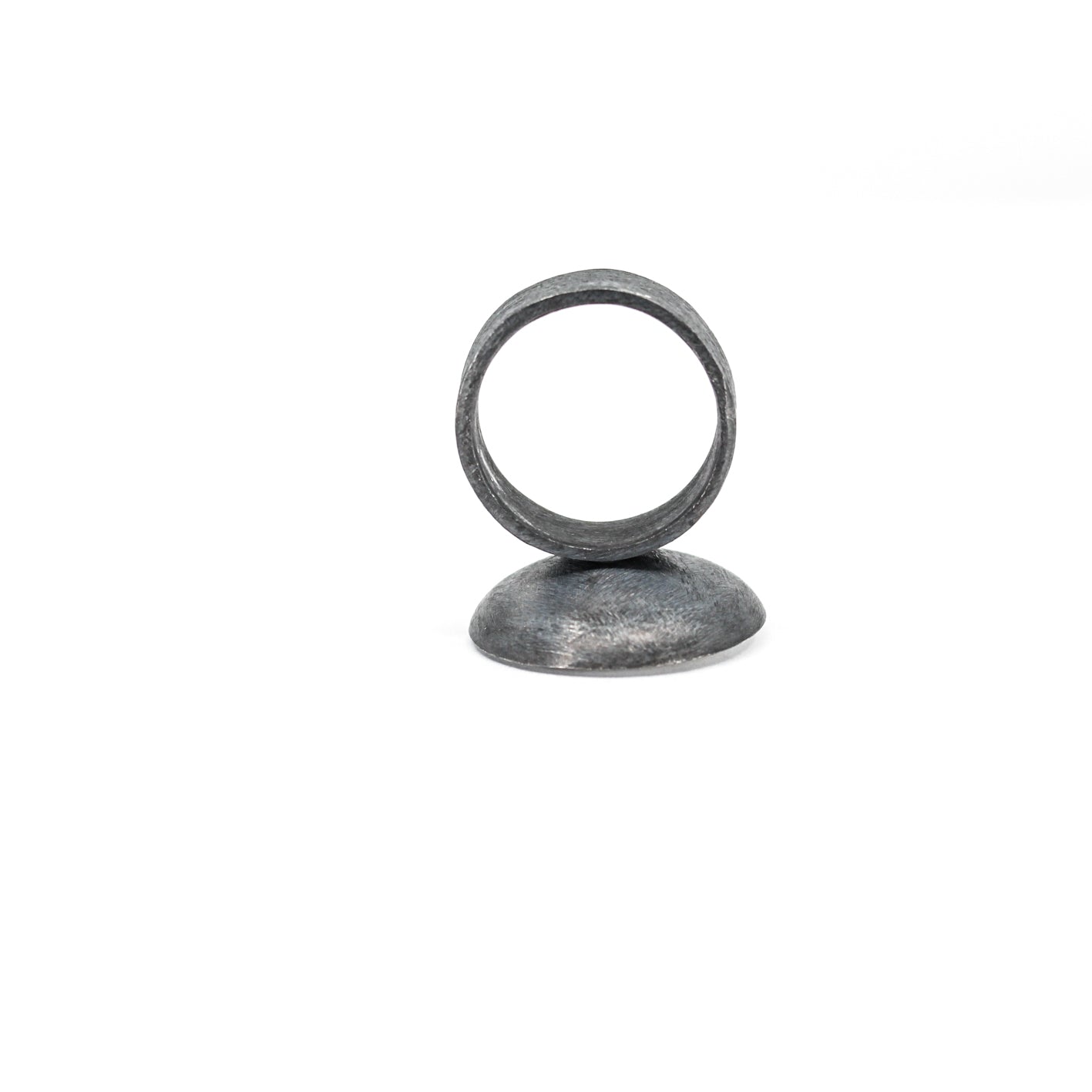 Weißer Statement-Ring mit Harz aus oxidiertem 925er Öko-Sterlingsilber 