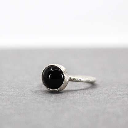 Schwarzer Onyx-Silberring mit strukturiertem, rundem 925er-Öko-Sterlingsilberband 