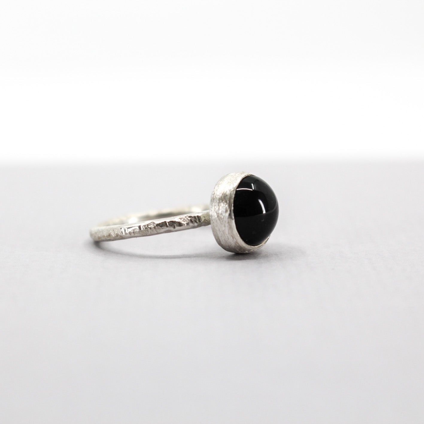 Schwarzer Onyx-Silberring mit strukturiertem, rundem 925er-Öko-Sterlingsilberband 