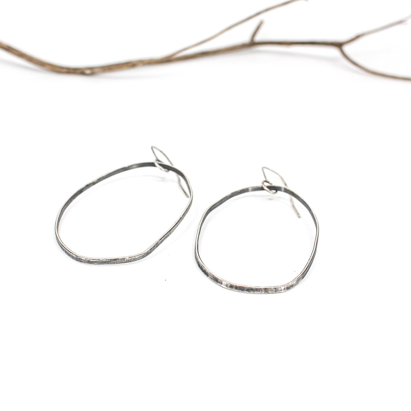 grandes boucles d'oreilles pendantes minimalistes en argent • texturé • argent sterling écologique • oxydé