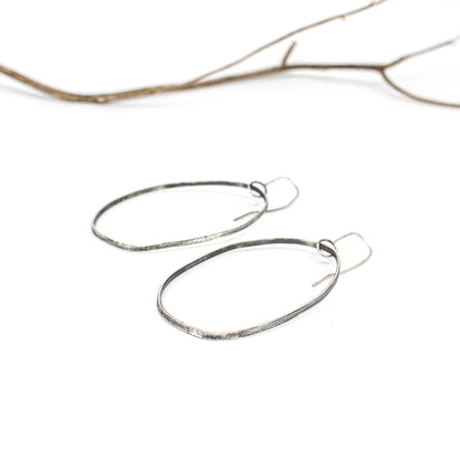 grandes boucles d'oreilles pendantes minimalistes en argent • texturé • argent sterling écologique • oxydé