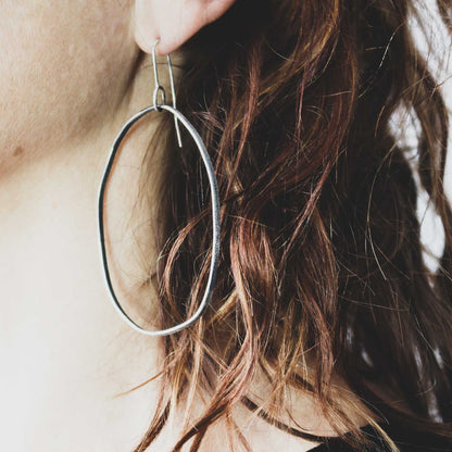 grandes boucles d'oreilles pendantes minimalistes en argent • texturé • argent sterling écologique • oxydé